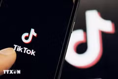 Biểu tượng ứng dụng TikTok trên màn hình điện thoại di động. (Ảnh: Kyodo/TTXVN)