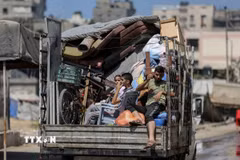 Người dân Palestine rời bỏ nhà cửa tránh xung đột tại Gaza. (Ảnh: THX/TTXVN)