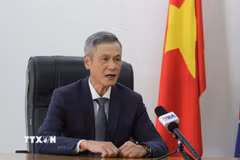 Đại sứ Nguyễn Minh Vũ trả lời phỏng vấn của phóng viên TTXVN thường trú tại Phnom Penh, Campuchia. (Ảnh: Minh Hưng/TTXVN)