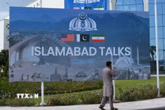 Áp phích về cuộc đàm phán Mỹ-Iran tại Islamabad, Pakistan, ngày 14/4/2026. (Ảnh: THX/TTXVN phát)