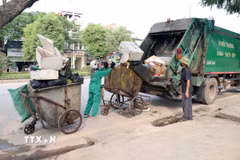 Chiều 15/8, Hải Phòng đã khẩn trương giải phóng hàng trăm tấn rác ùn ứ trong dân do… Kế hoạch 323. (Ảnh: Hoàng Ngọc/TTXVN)