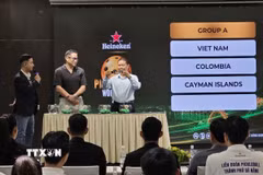 Ban tổ chức bốc thăm chia bảng các đội tại giải đấu. (Ảnh: Trần Lê Lâm/TTXVN)