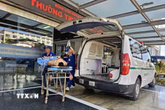 Hai bệnh nhân bị thương nặng được Bệnh viện ngoại khoa 115 Nghệ An chuyển sang Bệnh viện hữu nghị Đa khoa Nghệ An điều trị. (Ảnh: Văn Tý/TTXVN)