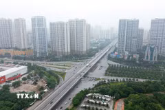 Yêu cầu tăng trưởng kinh tế ở mức cao cũng đặt ra đòi hỏi phải phát triển hệ thống hạ tầng đồng bộ, hiện đại và có năng lực dẫn dắt phát triển. (Ảnh minh họa: Quốc Khánh/TTXVN)
