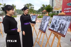 Thiếu nữ dân tộc Tày tìm hiểu những hình ảnh, tư liệu về Chủ tịch Hồ Chí Minh và vùng đất cách mạng Tân Trào (tỉnh Tuyên Quang). (Ảnh: Minh Tâm/TTXVN)