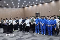 Các bị cáo nghe Tòa tuyên án. (Ảnh: Kim Anh/TTXVN)