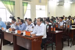 Các đại biểu và bà con ngư dân chăm chú theo dõi diễn biến "Phiên tòa giả định."
