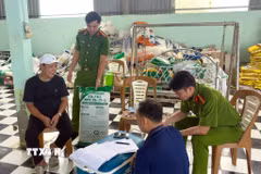 Đối tượng Hứa Văn Chọn (áo đen) làm việc với lực lượng chức năng. (Ảnh: TTXVN phát)