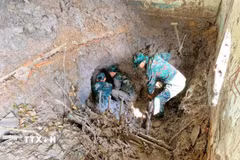Cán bộ, chiến sỹ Đội tìm kiếm, quy tập hài cốt liệt sỹ (lâm thời) tích cực tìm kiếm hài cốt liệt sỹ. (Ảnh: TTXVN phát)