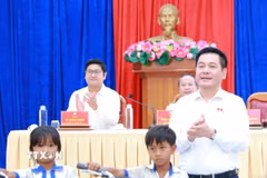 Phó Chủ tịch Quốc hội Nguyễn Hồng Diên trao tặng xe đạp cho học sinh hiếu học có hoàn cảnh khó khăn trên địa bàn. (Ảnh: Sỹ Thắng/TTXVN)