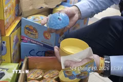 Sản phẩm đồ chơi trẻ em nhập lậu tại một cơ sở kinh doanh trên phố Đồng Xuân, phường Hoàn Kiếm, Hà Nội. (Ảnh: TTXVN phát)