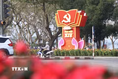 Các biểu ngữ, trang trí chào mừng Đại hội XIV của Đảng tại các khu vực công viên trung tâm thành phố Huế. (Ảnh: Văn Dũng/TTXVN)