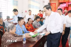 Chủ tịch Quốc hội Trần Thanh Mẫn tặng quà Tết cho các gia đình chính sách, hộ nghèo ở xã Thạnh Xuân, thành phố Cần Thơ. (Ảnh: Ngọc Thiện/TTXVN)