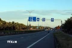 Tuyến đường ven biển Võ Chí Công qua Khu kinh tế mở Chu Lai. (Ảnh: Đỗ Trưởng/TTXVN)