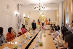 Đại sứ Nguyễn Đắc Thành chúc mừng các cán bộ nữ và phu nhân cán bộ Đại sứ quán Việt Nam. (Ảnh: Thu Hằng/TTXVN)
