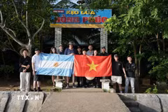 Đoàn làm phim tài liệu “A Price We Have to Pay” tại Việt Nam. (Ảnh: TTXVN phát)