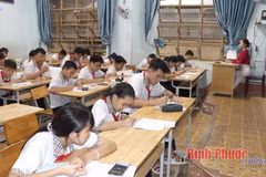 Học sinh khối 8 Trường THCS Tân Phú làm lại bài kiểm tra môn Toán vào sáng 10/5. (Nguồn: Báo Bình Phước)