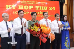Lãnh đạo tỉnh Đồng Nai tặng hoa chúc mừng Phó Chủ tịch UBND tỉnh và thành viên UBND tỉnh Đồng Nai. (Ảnh: Công Phong/TTXVN)