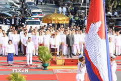 Quốc vương Norodom Sihamoni cùng các lãnh đạo, quan chức cấp cao Campuchia tại lễ thắp đuốc kỷ niệm 72 năm Quốc khánh 9/11 và ngày thành lập Quân đội Hoàng gia Campuchia. (Ảnh: AKP/TTXVN phát)