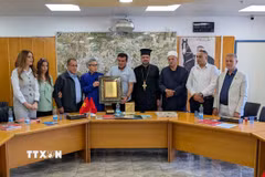 Đại sứ Việt Nam tại Israel Lý Đức Trung nhận quà lưu niệm của Thị trưởng và Hội đồng thành phố Abu Snan. (Ảnh: Đức Trung/TTXVN)