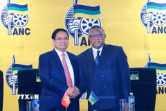 Thủ tướng Phạm Minh Chính gặp Tổng thư ký Đảng Đại hội Dân tộc Phi (ANC) Fikile Mbalula. (Ảnh: Dương Giang/TTXVN)