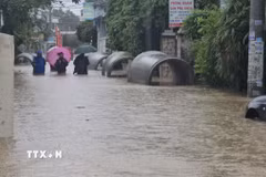 Khu dân cư Bắc Nha Trang ngập sâu. (Ảnh: Đặng Tuấn/TTXVN)