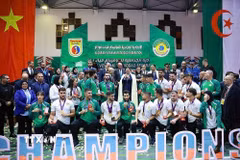 Thủ tướng Phạm Minh Chính với các võ sinh Liên đoàn Vovinam tại Algeria. (Ảnh: Dương Giang/TTXVN)