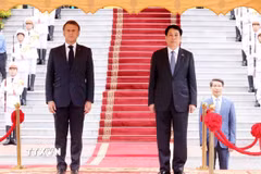 Chủ tịch nước Lương Cường và Tổng thống Pháp Emmanuel Macron nghe quân nhạc cử Quốc thiều hai nước. (Ảnh: Lâm Khánh/TTXVN)