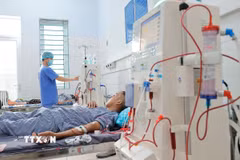 Bệnh nhân chạy thận nhân tạo tại Bệnh viện Đa khoa tỉnh Hà Giang. (Ảnh: Minh Quyết/TTXVN)