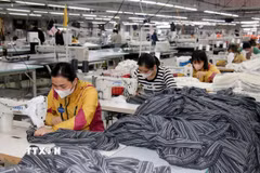 Sản xuất hàng may mặc. (Ảnh: Nguyễn Lành/TTXVN)