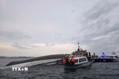 Lực lượng chức năng tiếp cận tàu đắm trên vịnh Hạ Long, tiến hành cứu hộ, cứu nạn. (Ảnh: Thanh Vân/TTXVN)