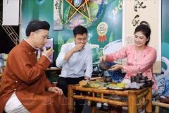Du khách thưởng thức hương vị trà sen Tây Hồ tại Lễ hội Đồ uống Hà Nội 2025. (Nguồn: Báo ảnh Việt Nam)