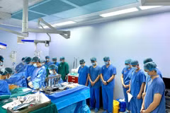 Tri ân nghĩa cử cao đẹp của người hiến tạng. (Ảnh: TTXVN phát)