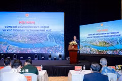 Phó Bí thư Thành ủy, Chủ tịch Ủy ban Nhân dân thành phố Huế Nguyễn Khắc Toàn phát biểu tại hội nghị. (Ảnh: Mai Trang/TTXVN)