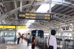 Hành khách chờ tàu Metro số 1 tại ga Thảo Điền, phường An Khánh, Thành phố Hồ Chí Minh. (Ảnh: Hồng Đạt/TTXVN)