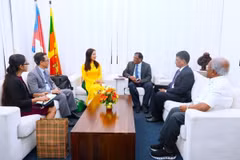 Đại sứ Trịnh Thị Tâm trao đổi với Thống đốc Tỉnh Miền Bắc Sri Lanka - ông Nagalingam Vethanayahan. (Ảnh do Đại sứ quán cung cấp)