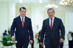 Thủ tướng Hun Manet đón Thủ tướng Lê Minh Hưng thăm chính thức Vương quốc Campuchia. (Ảnh: Dương Giang/TTXVN)