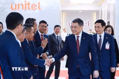 Thủ tướng Chính phủ Lê Minh Hưng với cán bộ, nhân viên Công ty Star Telecom (Unitel). (Ảnh: Dương Giang/TTXVN)