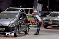 Bơm xăng cho phương tiện tại trạm xăng ở Quezon, Philippines. (Ảnh: THX/TTXVN)