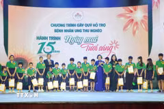 Lãnh đạo Đảng, Nhà nước và Bộ Y tế trao quà cho các bệnh nhân ung thư. (Ảnh: Trung Tuyến/TTXVN)