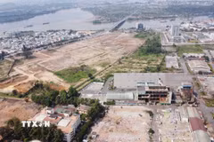 Các khu đất tại Khu công nghiệp Biên Hòa 1 (giáp sông Đồng Nai) đã hoàn thành giải phóng mặt bằng, sẽ được thành phố Đồng Nai đưa ra đấu giá. (Ảnh: Công Phong/TTXVN)