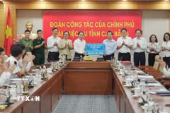 Phó Thủ tướng Lê Tiến Châu trao tặng 100 bộ máy tính cho ngành giáo dục tỉnh Cao Bằng. (Ảnh: TTXVN phát)
