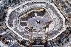 Các tín đồ Hồi giáo cầu nguyện tại Đền thờ Lớn ở thánh địa Mecca, Saudi Arabia trước lễ hành hương Hajj, ngày 11/6/2024. (Ảnh: AFP/TTXVN)