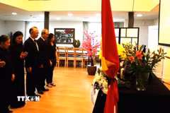 Đại diện Ban chấp hành Hội người Việt Nam tại Hà Lan viếng nguyên Chủ tịch nước Trần Đức Lương. (Ảnh: TTXVN phát)