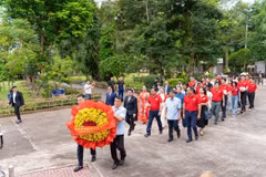 Tổng Lãnh sự Đinh Hoàng Linh dẫn đầu đoàn công tác dâng hương, dâng hoa tưởng nhớ Chủ tịch Hồ Chí Minh. (Ảnh: PV/Vietnam+)