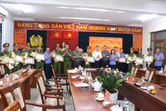 Trung tướng Mai Hoàng - Giám đốc Công an Thành phố Hồ Chí Minh (giữa) khen thưởng các tập thể, cá nhân có thành tích xuất sắc trong đấu tranh, triệt phá đường dây mua bán trái phép chất ma túy liên tỉnh. (Ảnh: CA Thành phố Hồ Chí Minh cung cấp)