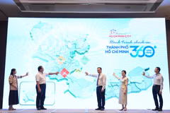 Ông Phạm Huy Bình - Giám đốc Sở Du lịch Thành phố Hồ Chí Minh (giữa) nhấn nút Khởi động Chương trình truyền thông, quảng bá du lịch với chủ đề “Thành phố Hồ Chí Minh – Sống động từng trải nghiệm”. (Ảnh: PV/Vietnam+)
