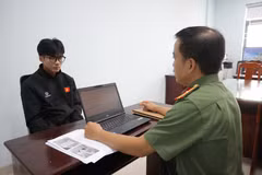 Bị can Đồng Xuân Hải, sinh năm 2006, ngụ tại Khu Thọ Sơn, phường Mạo Khê, thành phố Quảng Ninh tại Cơ quan Cảnh sát Điều tra Công an tỉnh Tây Ninh. (Ảnh: CA Thành phố Hồ Chí Minh cung cấp)