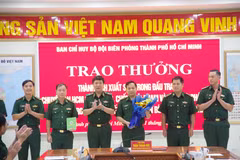 Khen thưởng Phòng Nghiệp vụ trong công tác đấu tranh, bắt quả tang đối tượng sản xuất và tàng trữ tiền Việt Nam giả. (Ảnh: BĐBP Thành phố Hồ Chí Minh cung cấp)