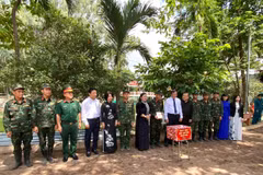 Đoàn công tác tỉnh Tây Ninh do bà, Ủy viên Ban Chấp hành Trung ương Đảng, Phó Bí thư Thường trực Tỉnh ủy dẫn đầu đã đến thăm và động viên các lực lượng làm nhiệm vụ tại Công viên Lê Thị Riêng. (Ảnh: PV/Vietnam+)